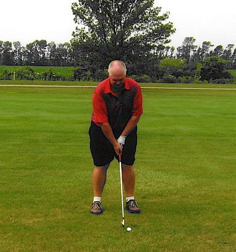  Jim Garzell lines up his approach on #14.